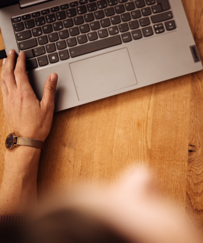 Man schreibt etwas auf dem Laptop.