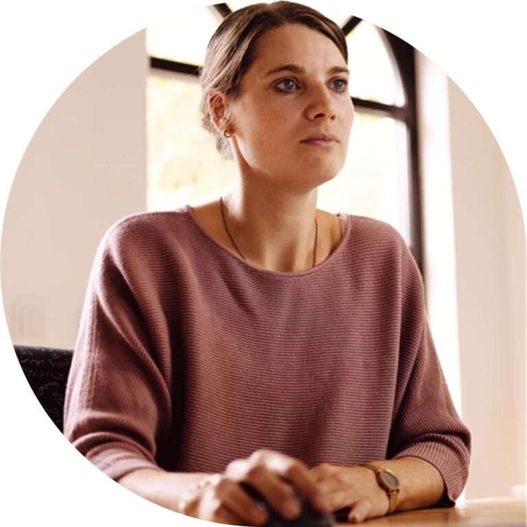 Trägerverantwortliche führt am PC administrative Aufgaben durch.
