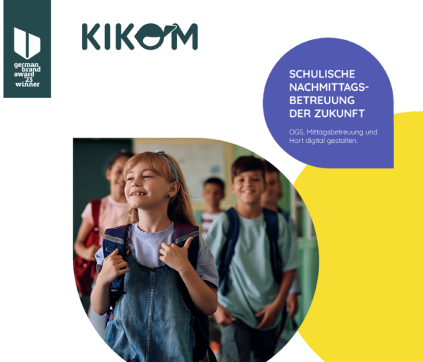 Deckblatt des Flyers für schulische Nachmittagsbetreuung wird gezeigt. Lächelndes Mädchen mit einem Schulrucksack ist zu sehen. Im Hintergrund sind noch mehr Schulkinder.