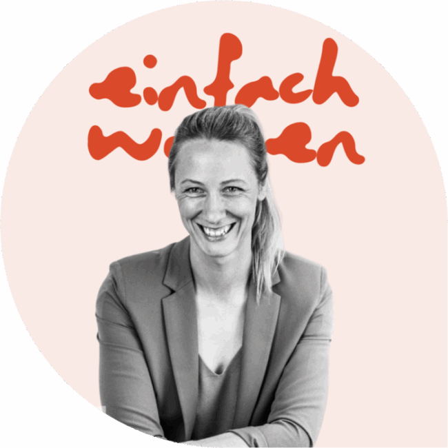 Julia Amann sitzt und lächelt. Im Hintergrund steht das Logo des Podcasts "Einfach Women".