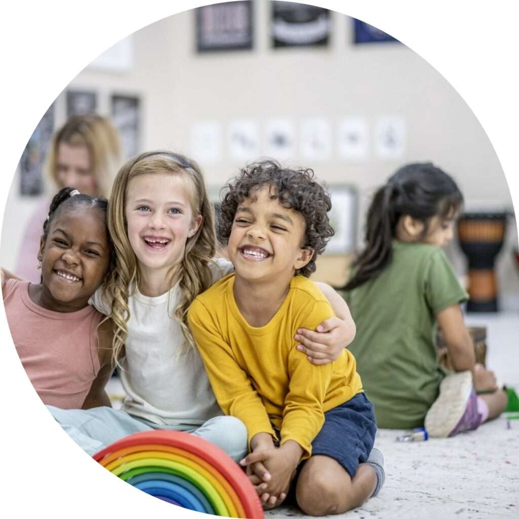 Kinder lächeln und spielen miteinander während der Nachmittagsbetreuung.